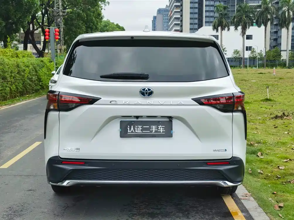 Granvia 2.5 L Hybrid Comfort