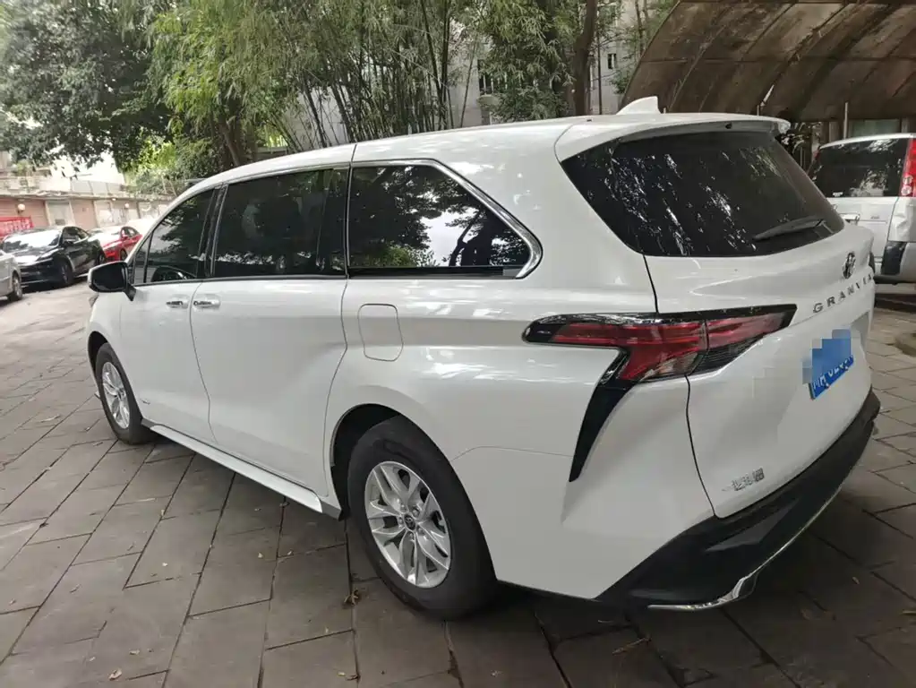 Sienna 赛那SIENNA 2026款 2.5 L 双擎两驱臻享尊贵版