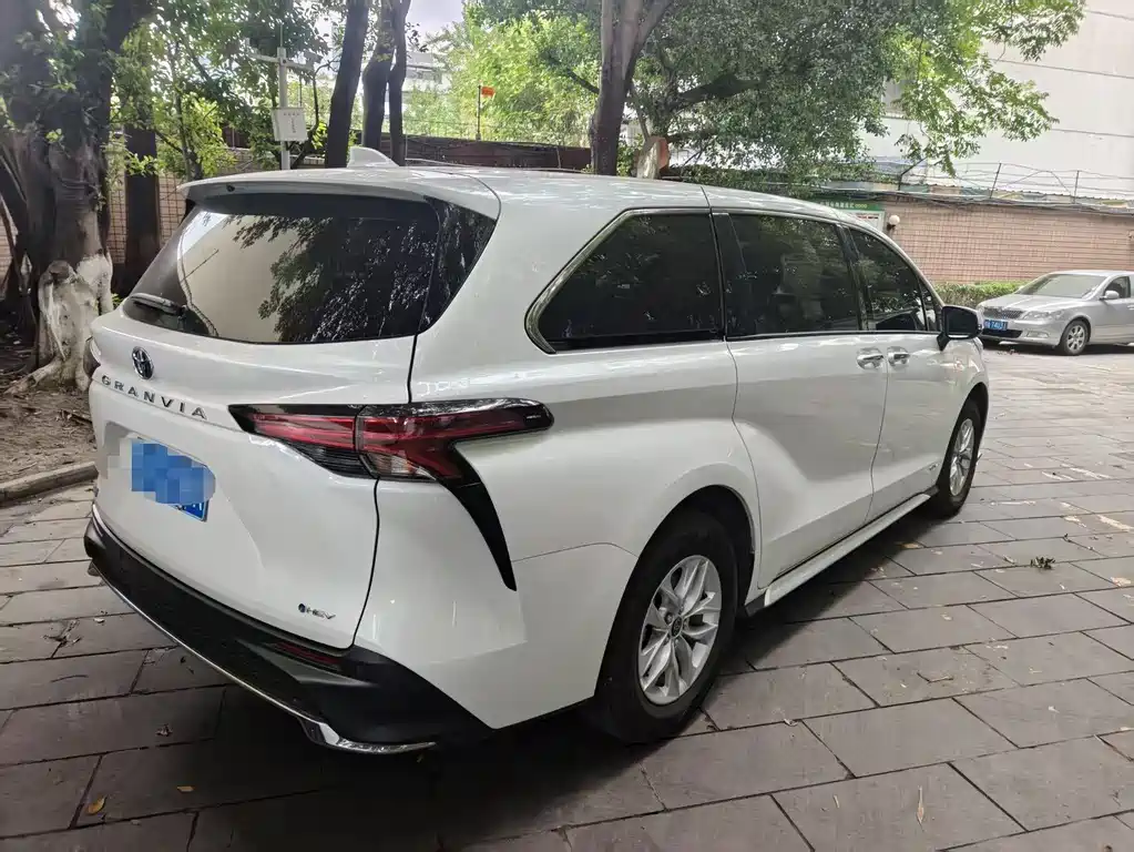 Sienna 赛那SIENNA 2026款 2.5 L 双擎两驱臻享尊贵版