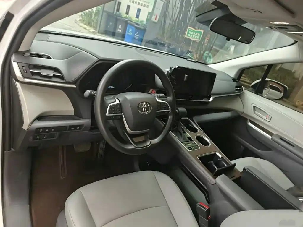 Sienna 赛那SIENNA 2026款 2.5 L 双擎两驱臻享尊贵版
