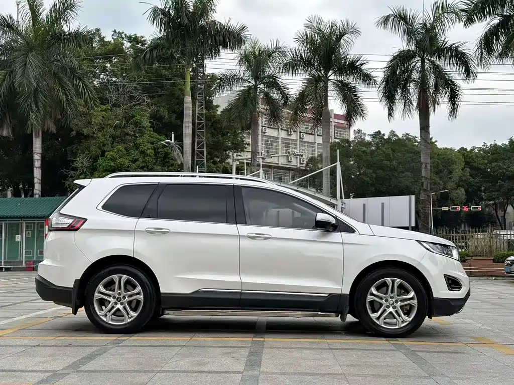 Edge EcoBoost 245 4 WD Grand Sharp 7-seat