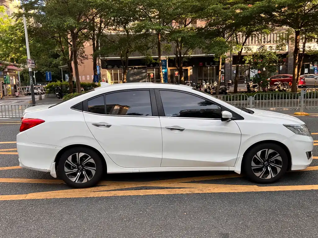 Crider 1.8 L CVT Luxury