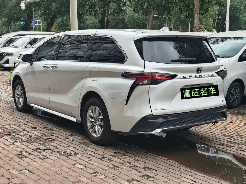 Granvia 2.5 L Hybrid Comfort