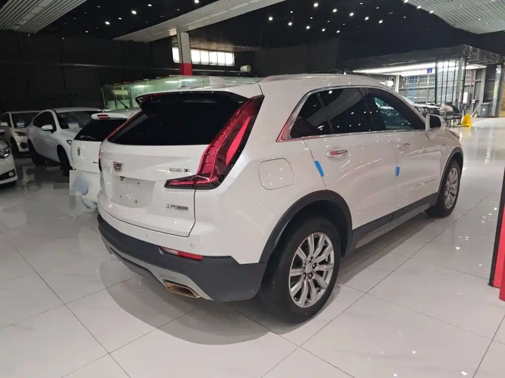 Cadillac XT4 28 T 2 WD Leading
