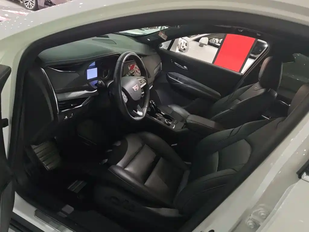 Cadillac XT4 28 T 2 WD Leading