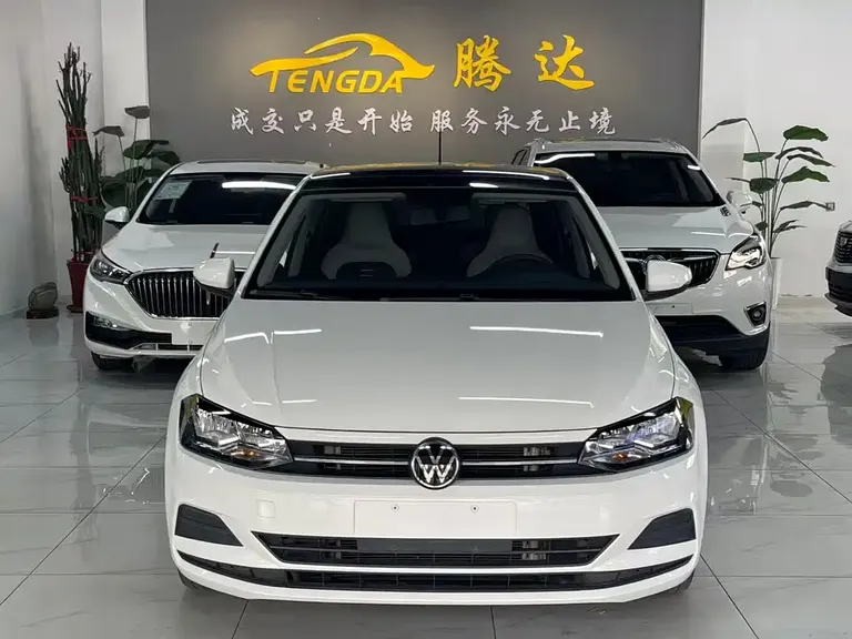 Volkswagen Polo Plus 1.5 L Auto Colorful Tech