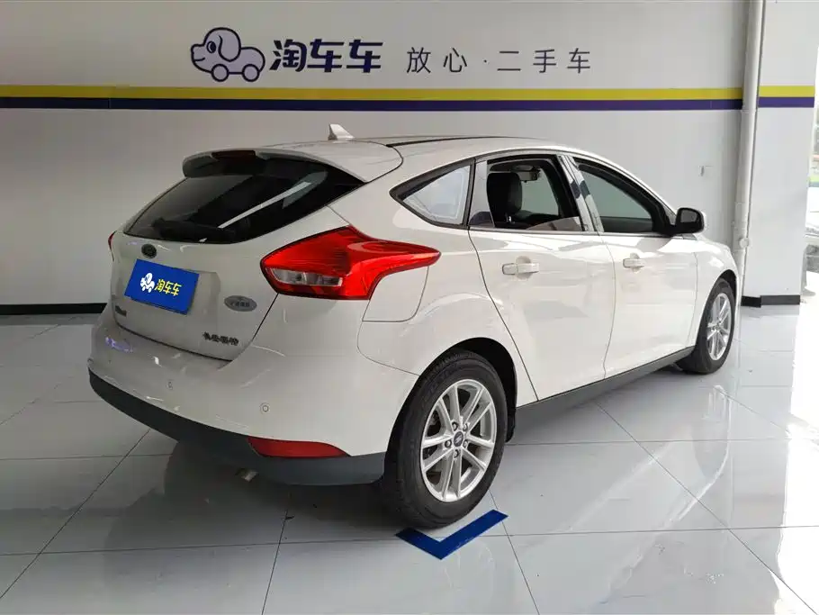 Focus Hatchback Classic 1.6 L Auto Style Smart Travel
