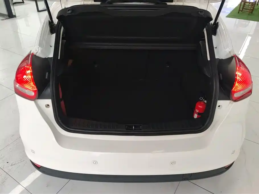 Focus Hatchback Classic 1.6 L Auto Style Smart Travel