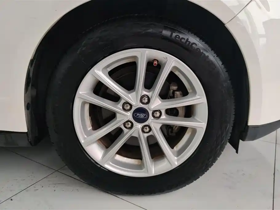 Focus Hatchback Classic 1.6 L Auto Style Smart Travel