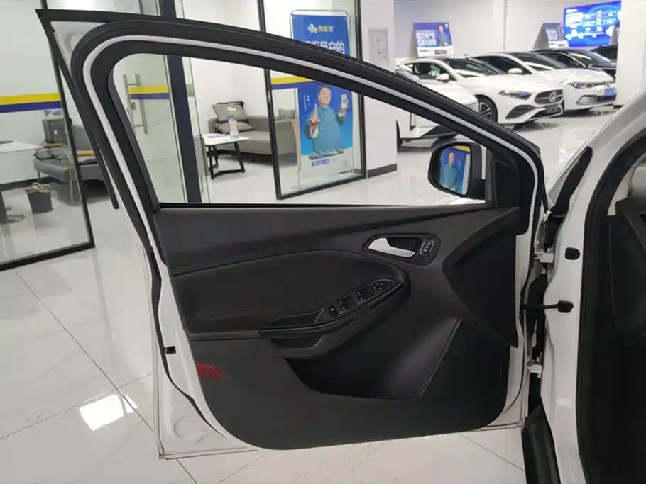 Focus Hatchback Classic 1.6 L Auto Style Smart Travel