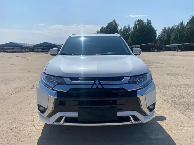 Mitsubishi Outlander 2.0 L 2 WD Smooth Enjoyment 5-seat