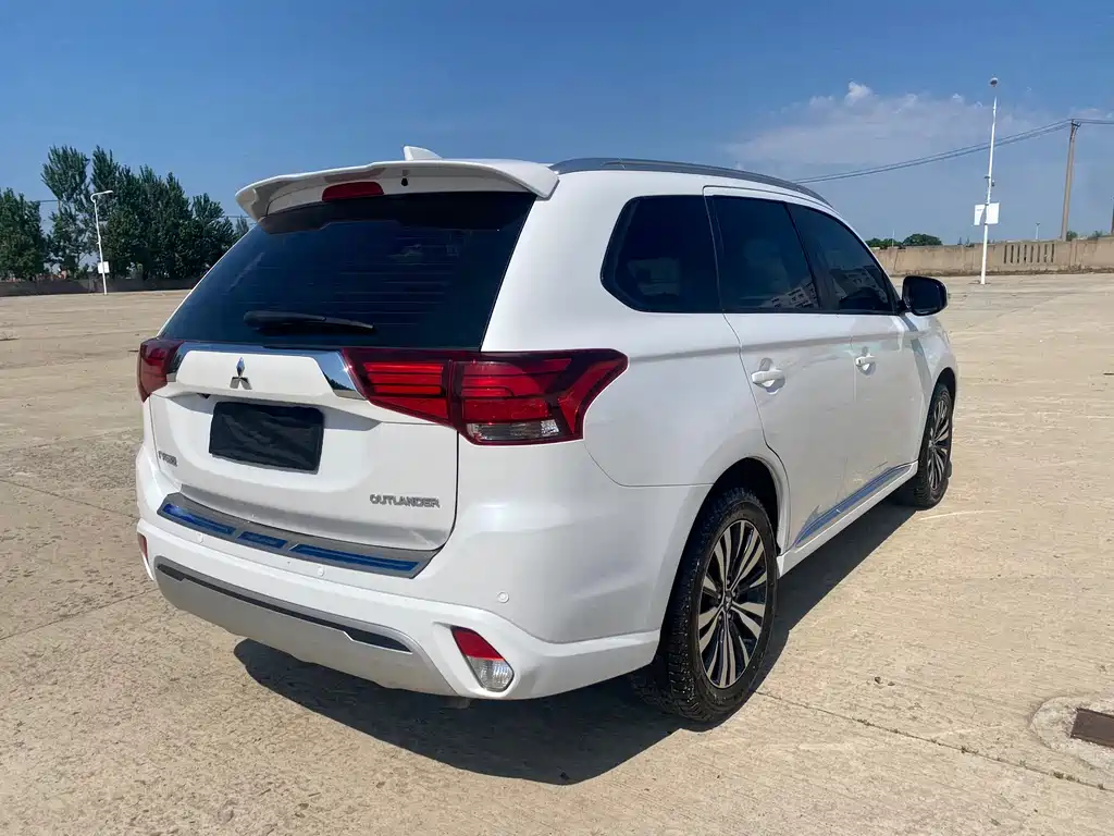 Outlander 2.0 L 2 WD Smooth Enjoyment 5-seat