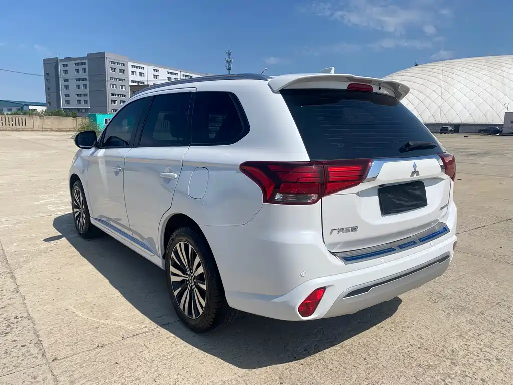 Outlander 2.0 L 2 WD Smooth Enjoyment 5-seat