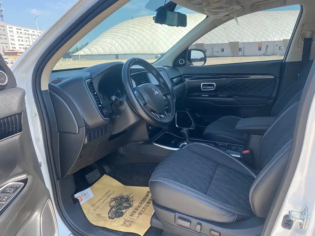 Outlander 2.0 L 2 WD Smooth Enjoyment 5-seat