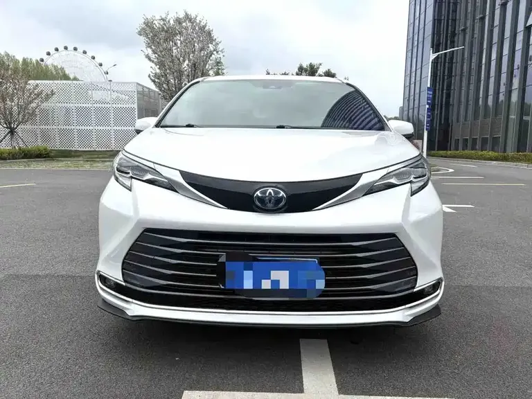 Toyota Sienna 2.5 L Hybrid Distinguished