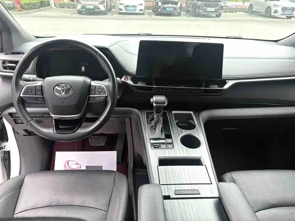 Sienna 2.5 L Hybrid Distinguished