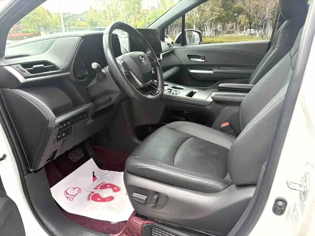 Sienna 2.5 L Hybrid Distinguished