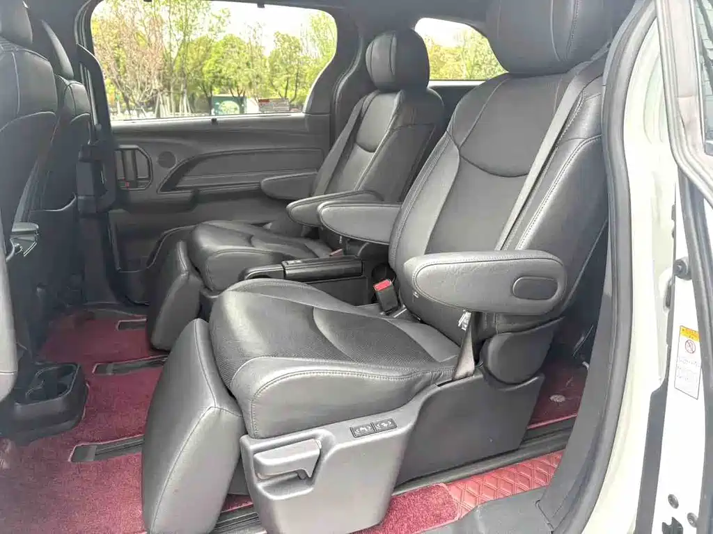 Sienna 2.5 L Hybrid Distinguished