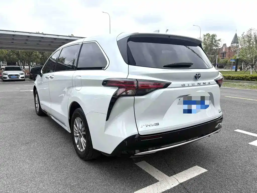 Sienna 2.5 L Hybrid Distinguished