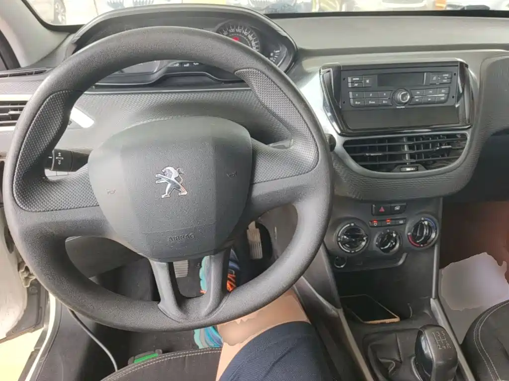 Peugeot 2008 2014 1.6 L Manual Trendy