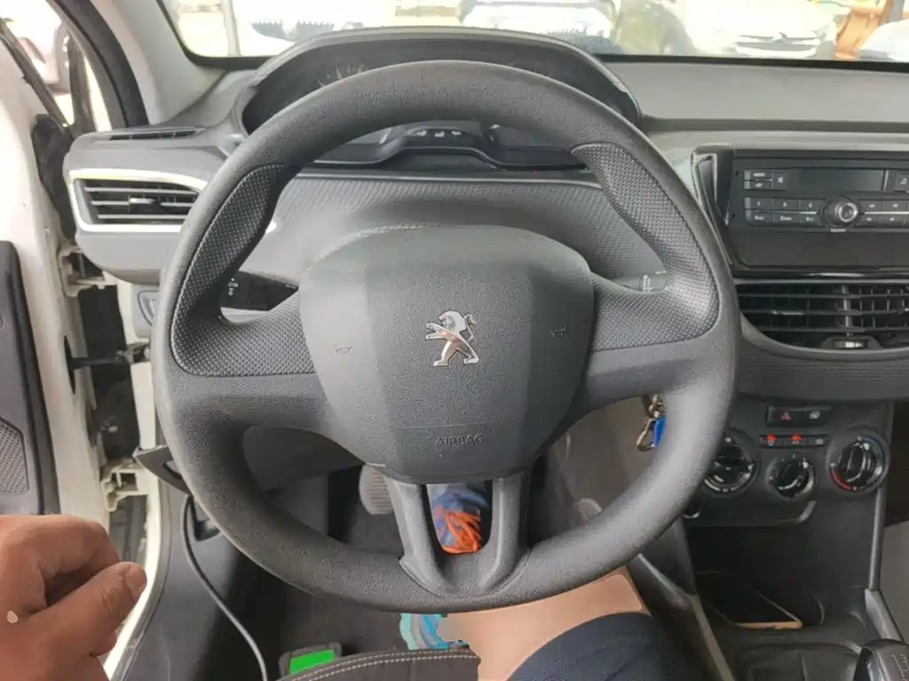 Peugeot 2008 2014 1.6 L Manual Trendy