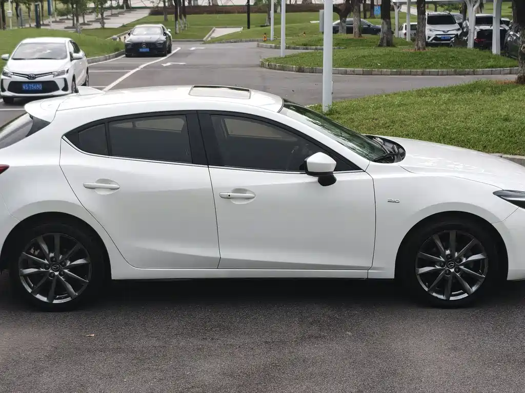 Mazda 3 Axela Hatchback 2.0 L Auto Sport CN-V