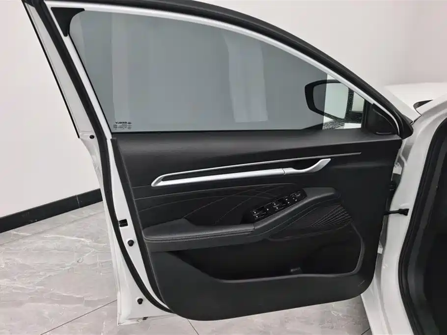 Emgrand 4 th Gen 1.5 L CVT Stellar