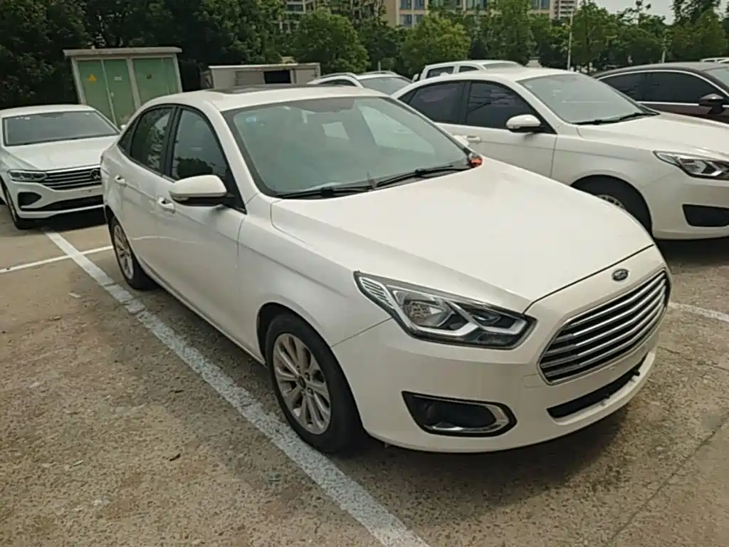 Escort 1.5 L Auto Fashion