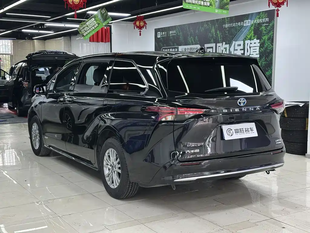 Sienna 2.5 L Hybrid Distinguished