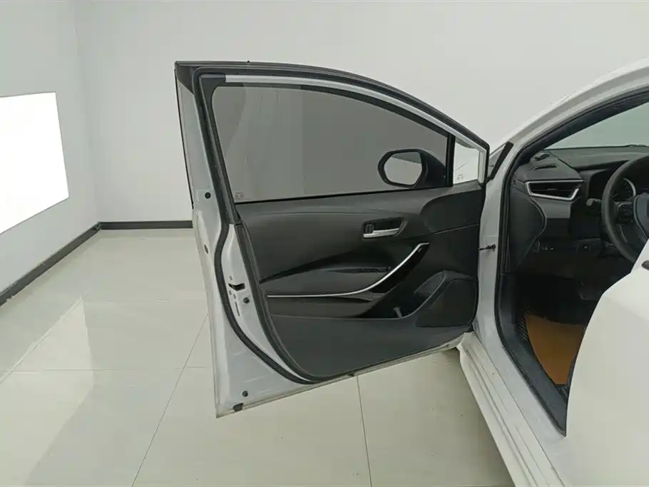 Levin Dual Engine 1.8 H E-CVT Leading