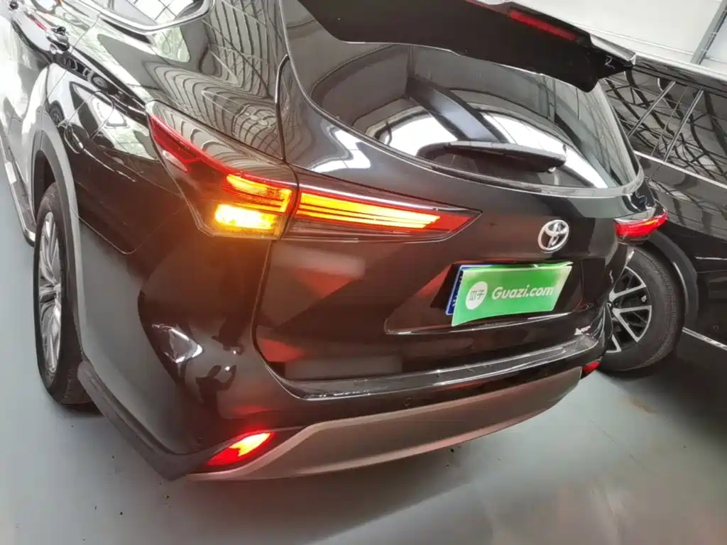 Highlander 2.5 L Smart e-Hybrid Dual Engine 4 WD Distinguished 7-seat