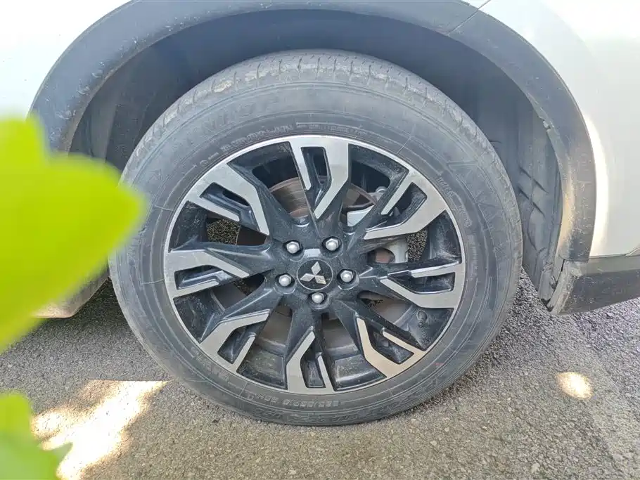 Outlander 2.4 L 4 WD Enjoyment 5-seat