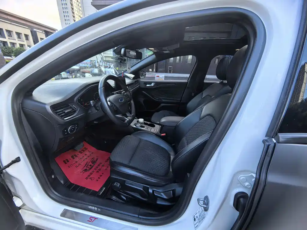 Focus Hatchback EcoBoost 180 Auto ST Line