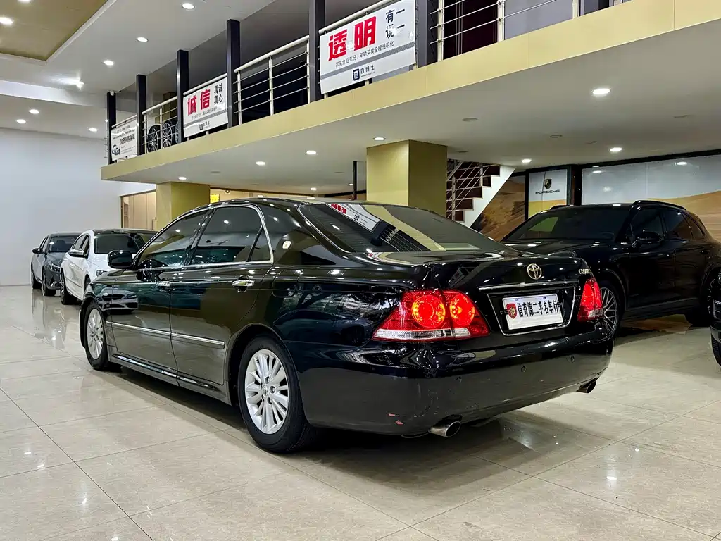 Crown 2.5 L Royal Special Edition