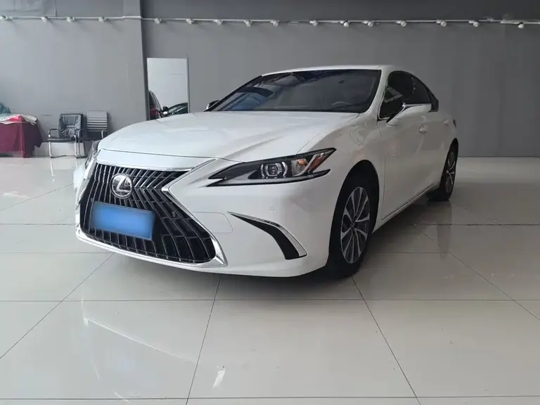 Lexus ES 200 Outstanding