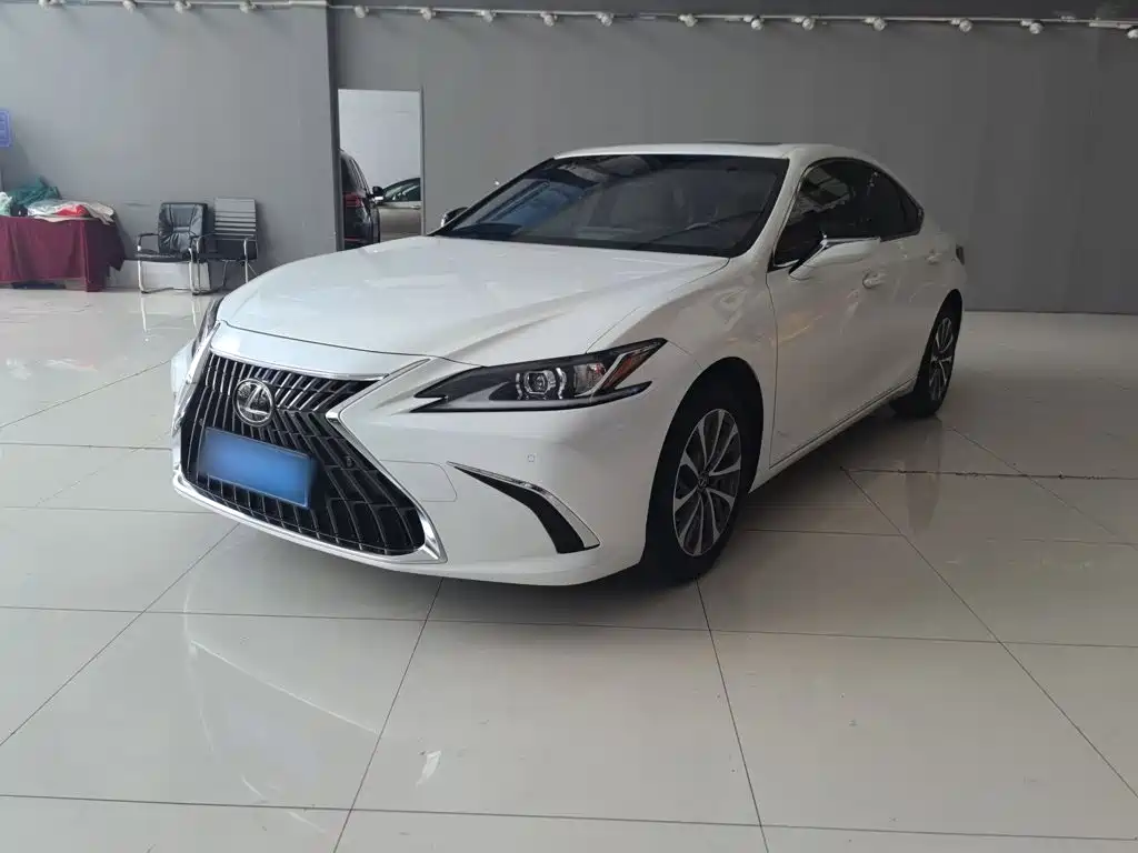 Lexus ES 200 Outstanding