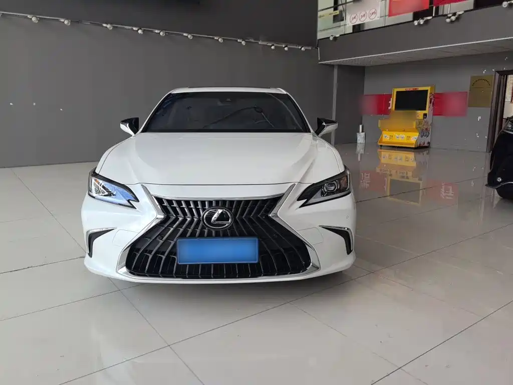 Lexus ES 200 Outstanding