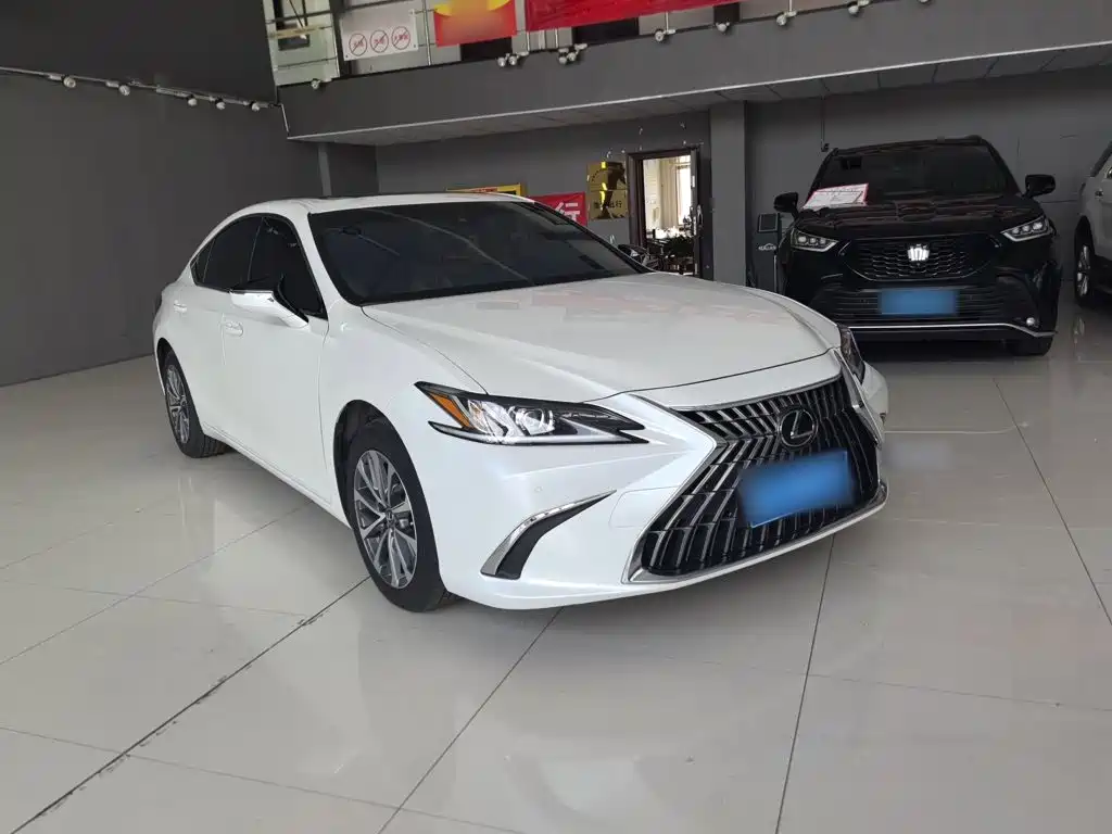 Lexus ES 200 Outstanding