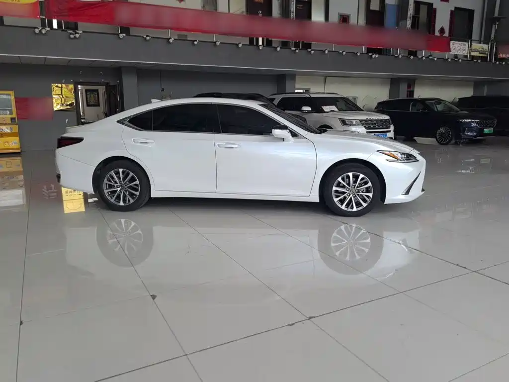 Lexus ES 200 Outstanding