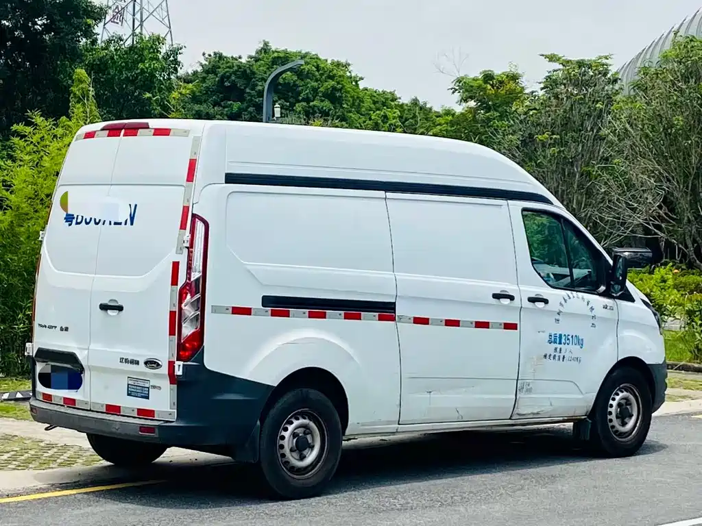 Transit 全顺 2019款 2.0 T柴油厢式运输车中轴中顶3座国VI