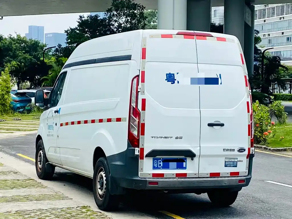 Transit 全顺 2019款 2.0 T柴油厢式运输车中轴中顶3座国VI