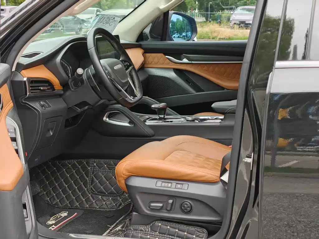 Maxus D90 Pro 2.0 T Gasoline 4 WD Flagship 6-seat