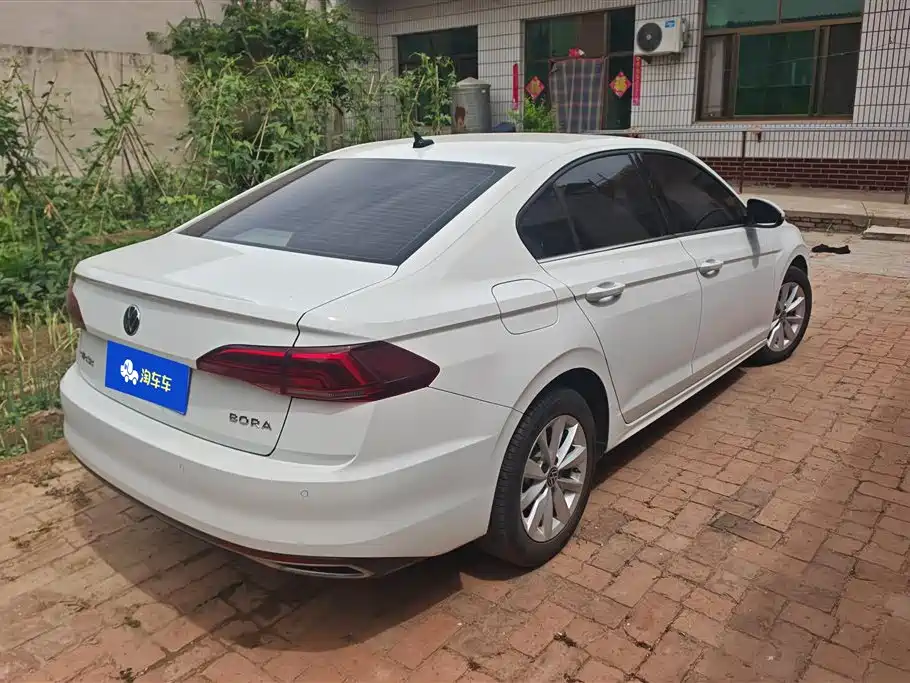 Bora 1.5 L Auto Comfort Connected