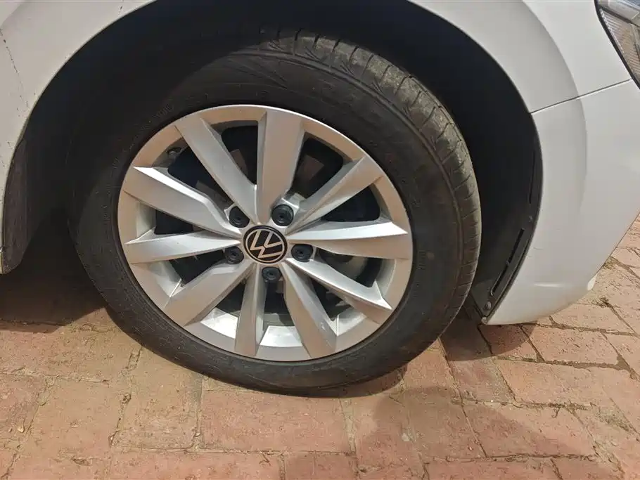 Bora 1.5 L Auto Comfort Connected