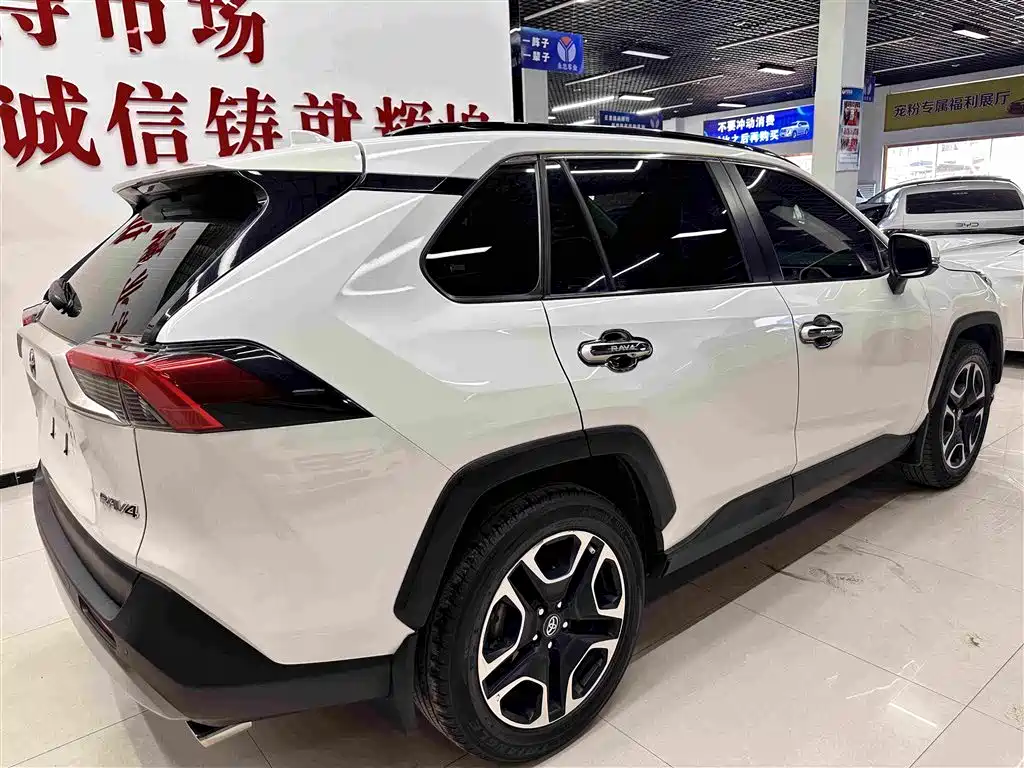 RAV4 2.0 L CVT 2 WD Distinguished