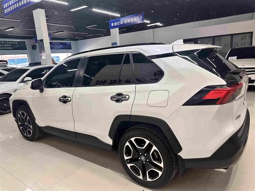 RAV4 2.0 L CVT 2 WD Distinguished
