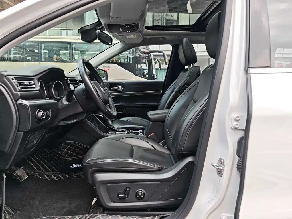 Commander 2.0 T 4 WD Premium Enjoyment CN-V