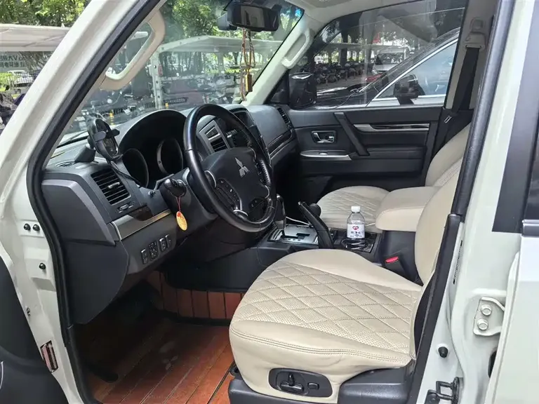 Mitsubishi Pajero (Import) 帕杰罗进口 2020款 3.0 L 自动尊贵版