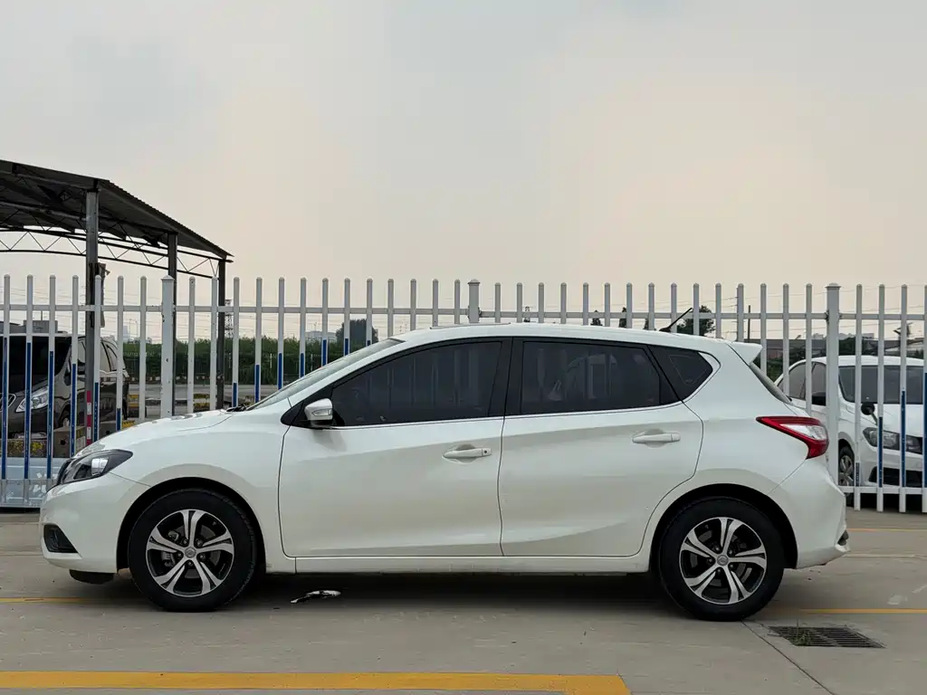 Tiida 1.6 L CVT Smart Enjoyment CN-VI