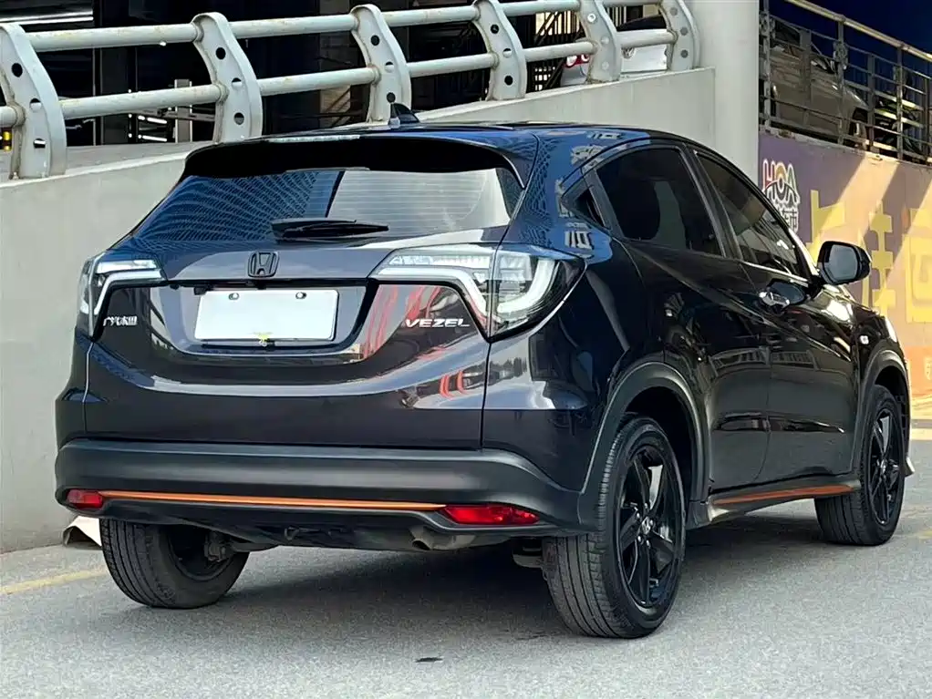 Vezel 1.5 L CVT Phantom Night · Pioneer
